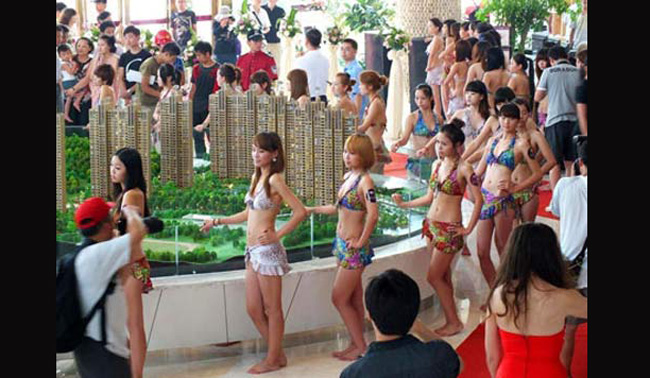 Trước đó, vào tháng 8/2011, một công ty bất động sản đã nghĩ ra cách thu hút sự quan tâm của doanh nghiệp, người dân đến tham dự triển lãm về nhà ở bằng cách thuê 100 thiếu nữ mặc bikini, đi xung quanh mô hình các tòa nhà…